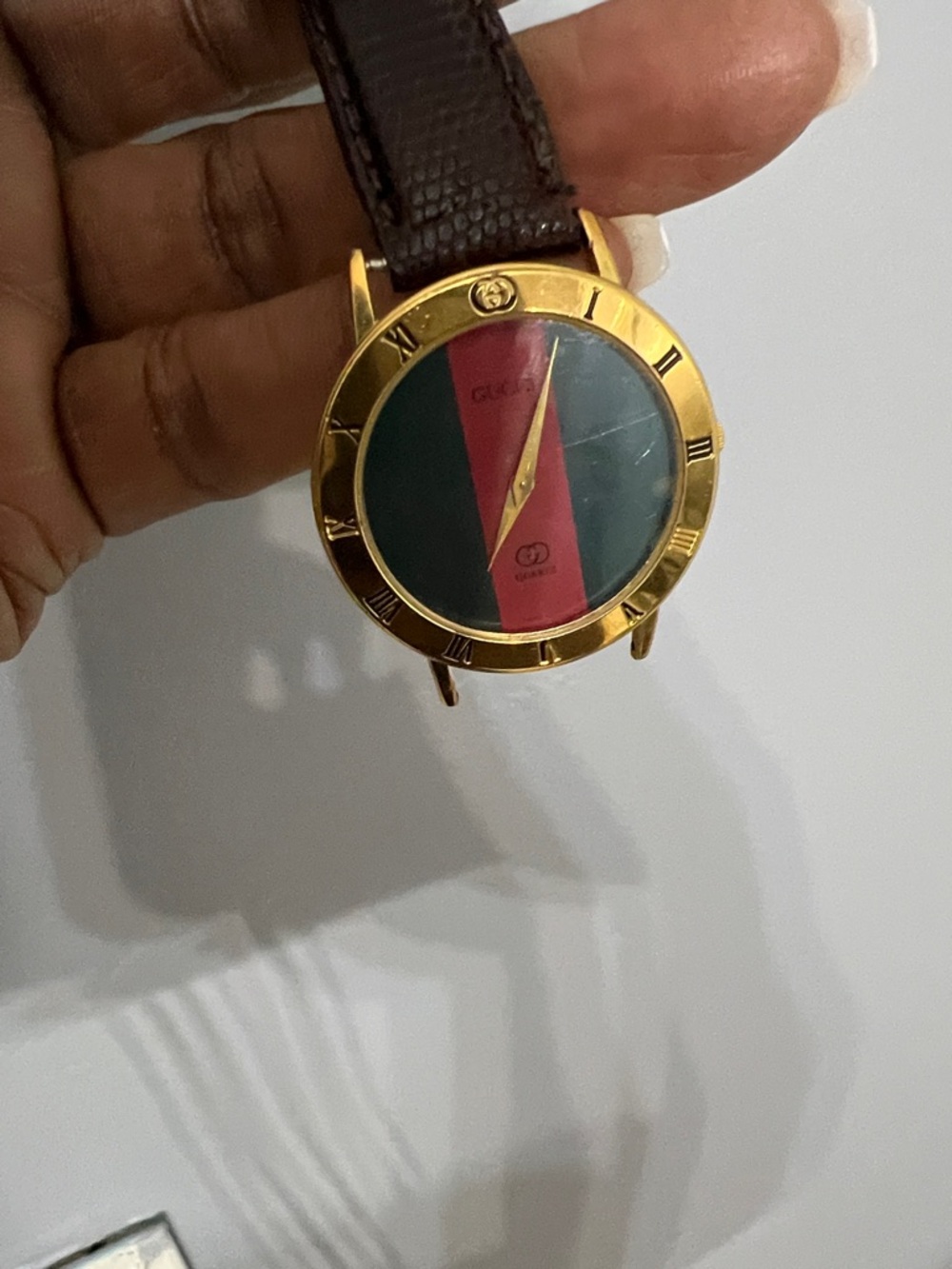 Gucci Gold-Tone Vintage Watch with Brown Leather Strap and Green/Red Dial. - Picture 3 of 5